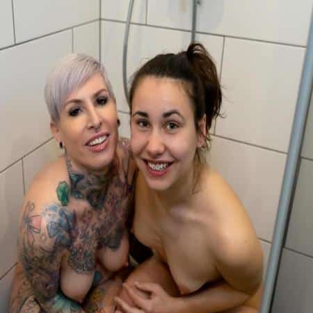 Milf und Teen Pissdusche